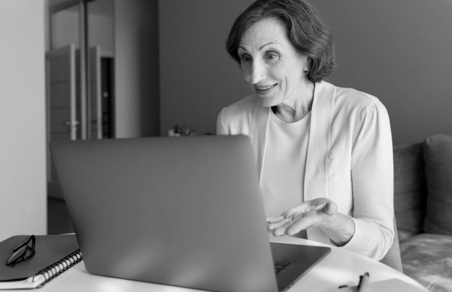 Équipe crynthialab travaillant sur des analyses financières